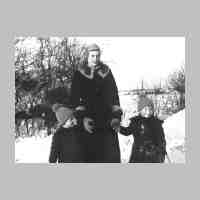 011-0199 Mutter Marie-Erika mit den beiden Soehnen Eckhard und Wolf-Dietrich im Winter 1939.jpg
